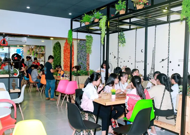 khách hàng pozaa tea quảng ngãi thưởng thức đồ uống ngon