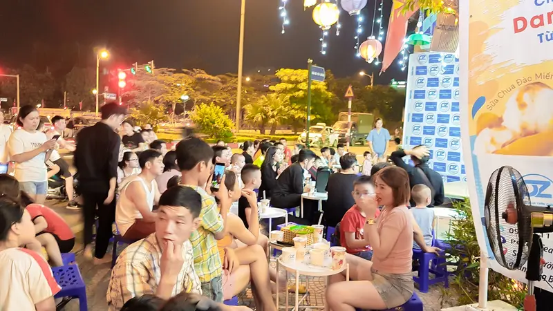 Hình ảnh khách hàng đến trải nghiệm tại quán trà sữa pozaa Tea.