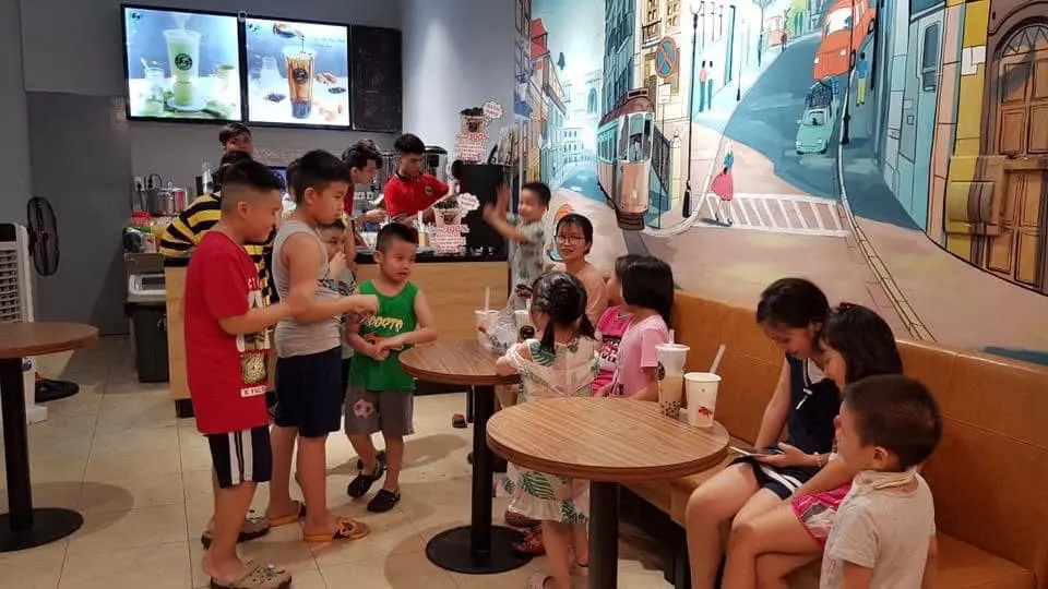 Hình ảnh trẻ em đang uống trà sữa POZAA TEA tại Bình Phước