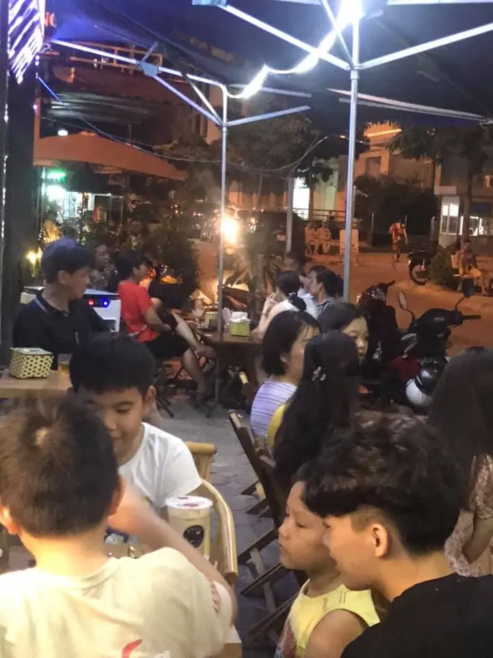 Hình ảnh khách đang uống trà sữa POZAA TEA