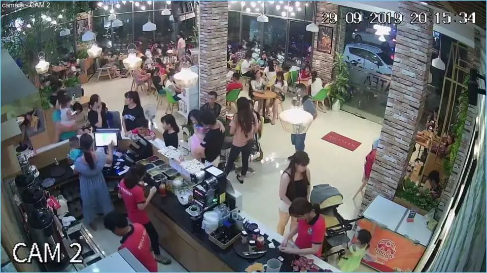 Nhân viên đang pha chế trà sữa cho khách