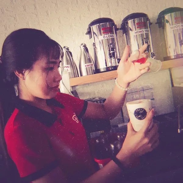 Hình ảnh nhân viên pha chế tại quán trà sữa Pozaa Tea.