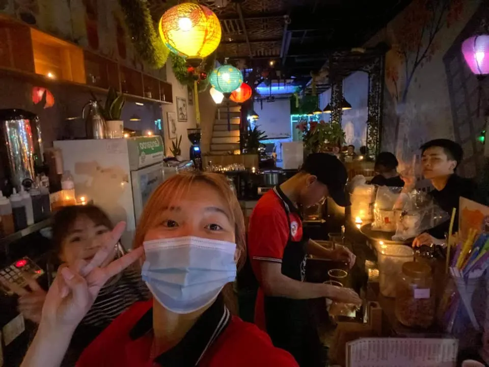 hình ảnh khách hàng với nhân viên quán trà sữa pozaa Tea.