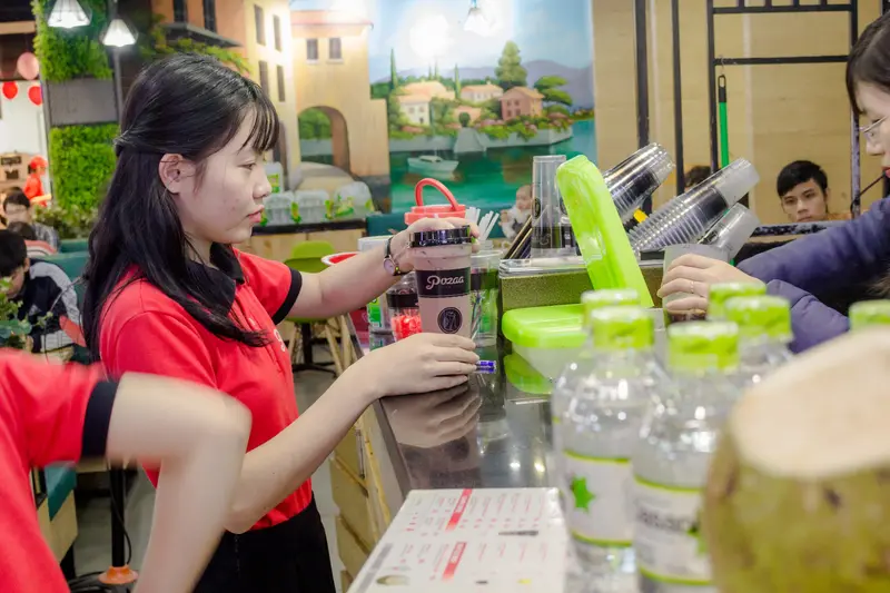 Hình ảnh nhân viên đang lấy trà sữa Pozaa Tea cho khách.