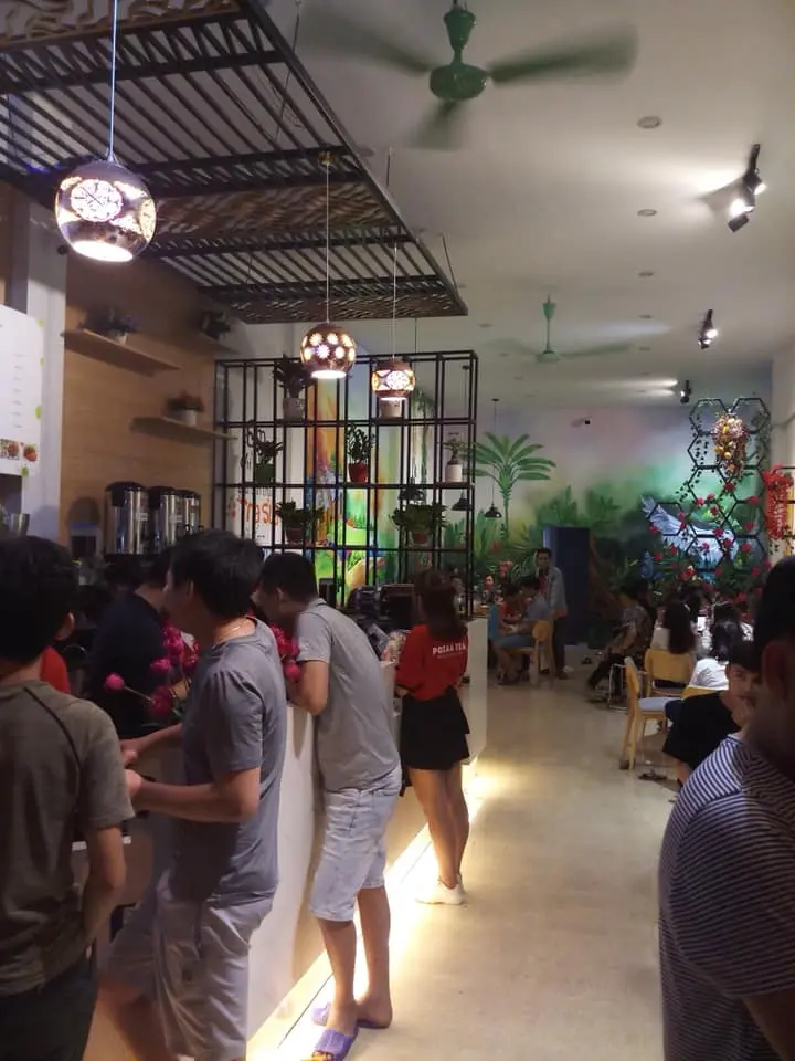 Hình ảnh khách đang thưởng thức trà sữa POZAA TEA