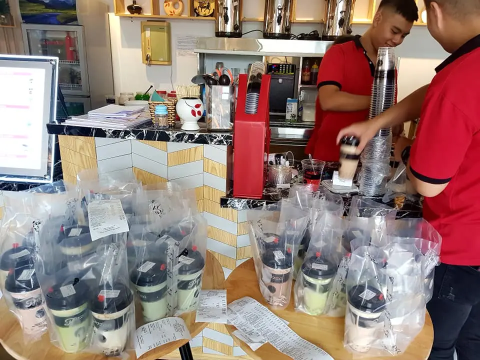 Hình ảnh nhân viên pha chế tại quán trà sữa Pozaa Tea