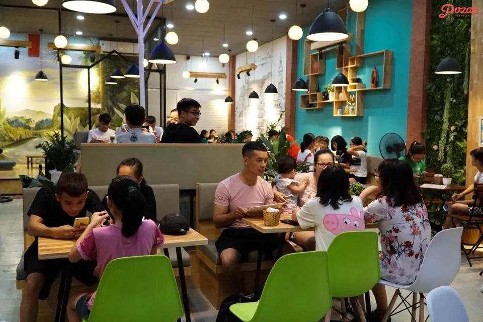 Hình ảnh khách đang uống trà sữa POZAA TEA