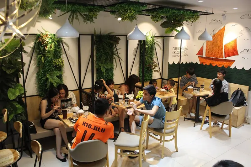 Hình ảnh khách đang thưởng thức trà sữa