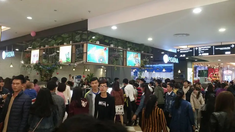 Hình ảnh khách hàng trải nghiệm quán trà sữa Pozaa tea.