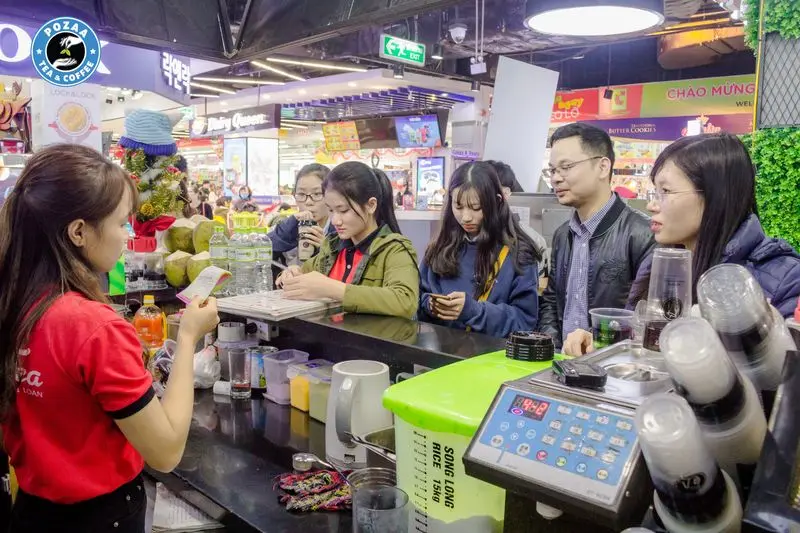Hình ảnh khách hàng với nhân viên quán trà sữa Pozaa Tea.