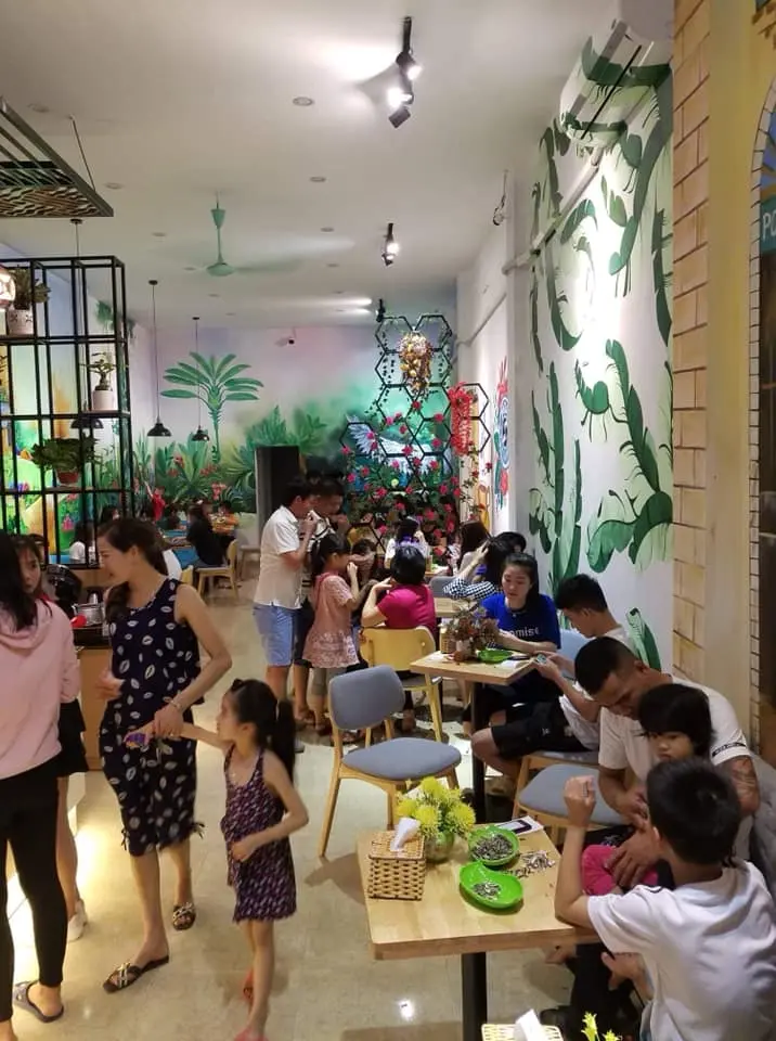 Khách đang thưởng thức trà sữa POZAA TEA