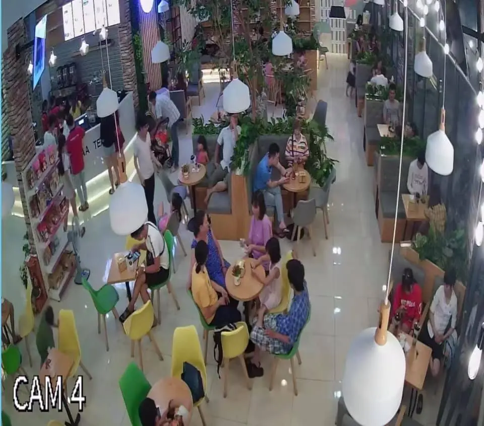 Hình ảnh khách hàng đến uống trà sữa Pozaa Tea.