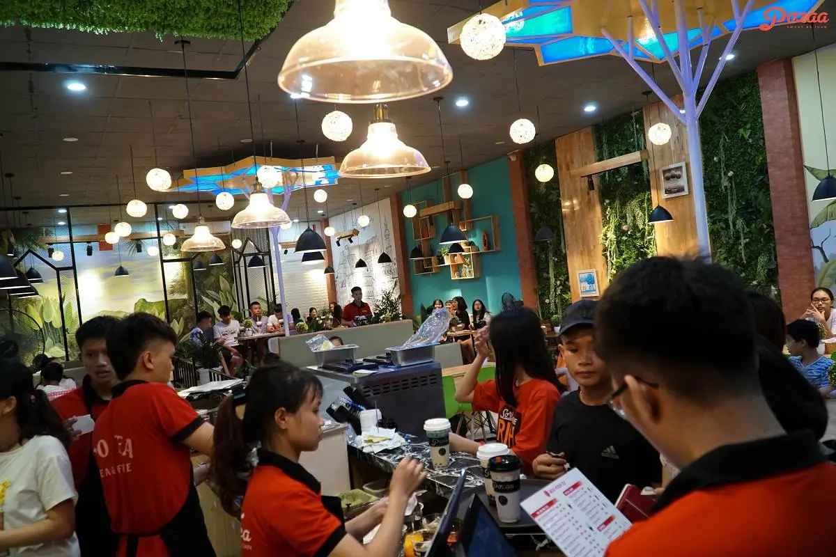 Hình ảnh nhân viên đang order cho khách