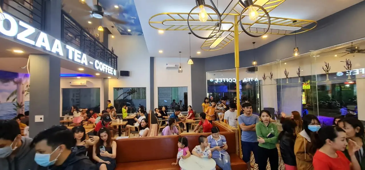 Hình ảnh khách hàng đến mua trà trữa Pozaa Tea