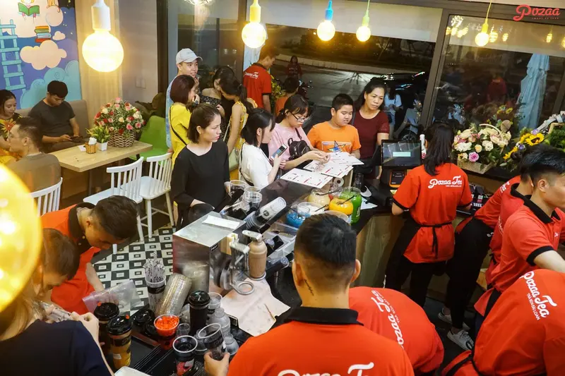 Hình ảnh nhân viên quán trà sữa đang order cho khách.