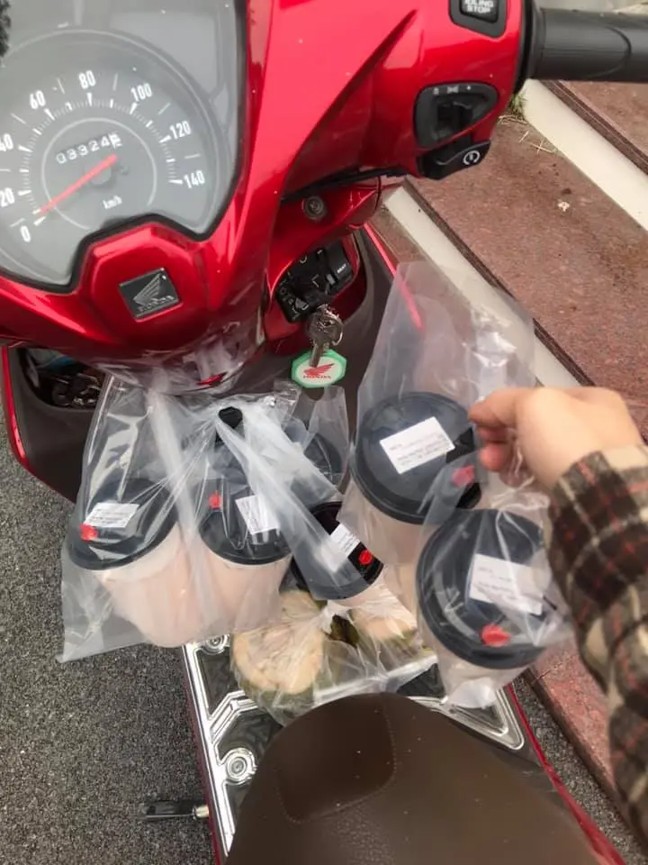 Hình ảnh nhân viên quán trà sữa Pozaa Tea sip cho khách.