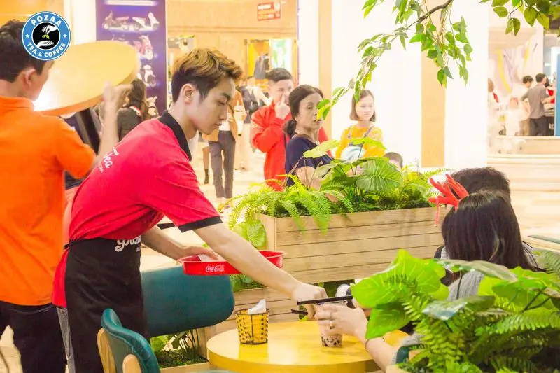 Hình ảnh nhân viên phục vụ quán trà sữa Pozaa Tea.