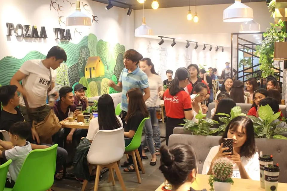 Hình ảnh khách đang thưởng thức trà sữa POZAA TEA