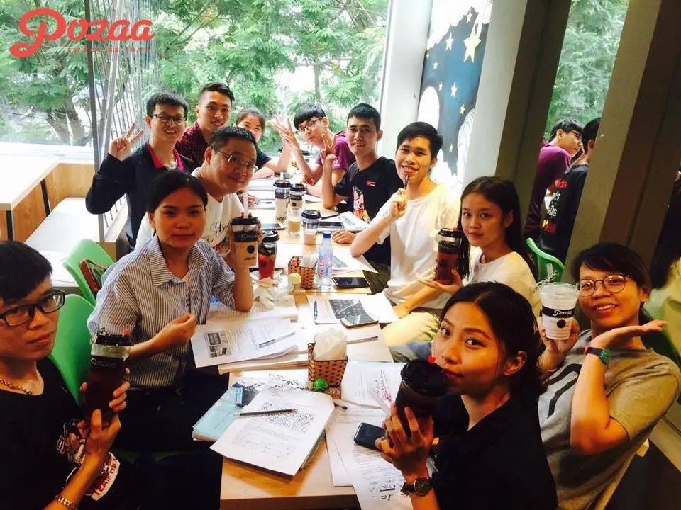 hình ảnh khách hàng đến uống trà sữa pozaa Tea.