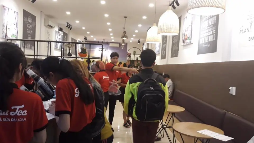 Hình ảnh nhân vên đang pha chế trà sữa