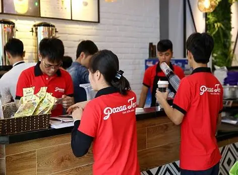 Hình ảnh nhân viên đang pha chế trà sữa cho khách