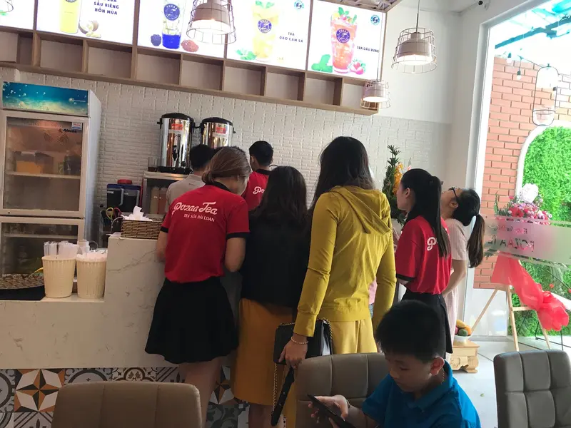 Hình ảnh nhân viên quán trà sữa Pozaa Tea đang order cho khách hàng.order