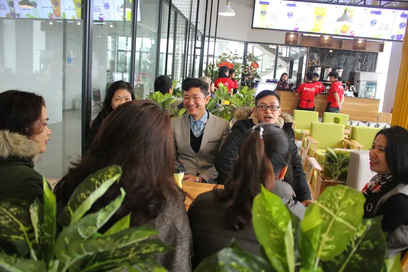Hình ảnh khách đang thưởng thức trà sữa