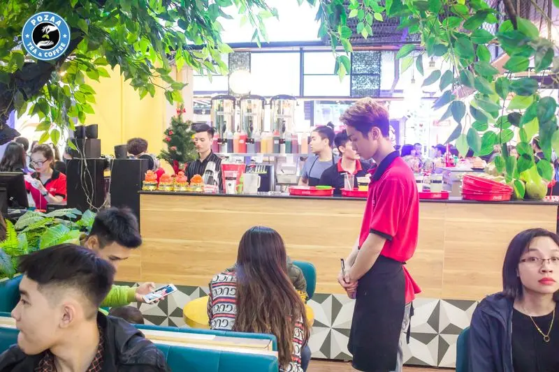 Hình ảnh nhân viên quán trà sữa Pozaa Tea đang order cho khách.