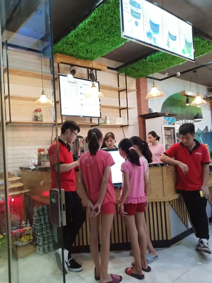 Hình ảnh nhân viên đang pha chế trà sữa cho khách