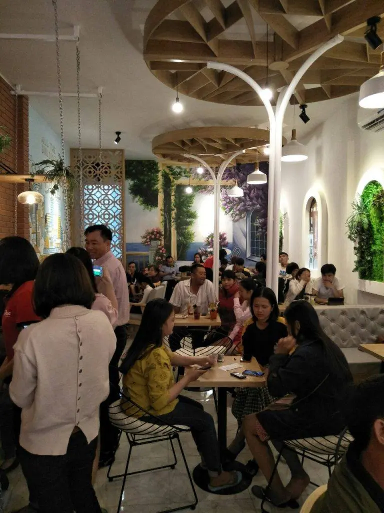 Hình ảnh khách đang thưởng thức trà sữa POZAA TEA
