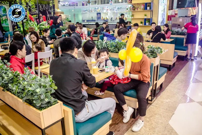 Hình ảnh khách đang thưởng thức trà sữa POZAA TEA