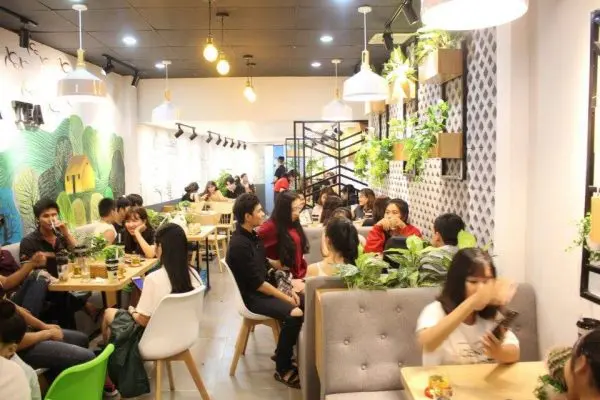 Hình ảnh khách đang thưởng thức trà sữa