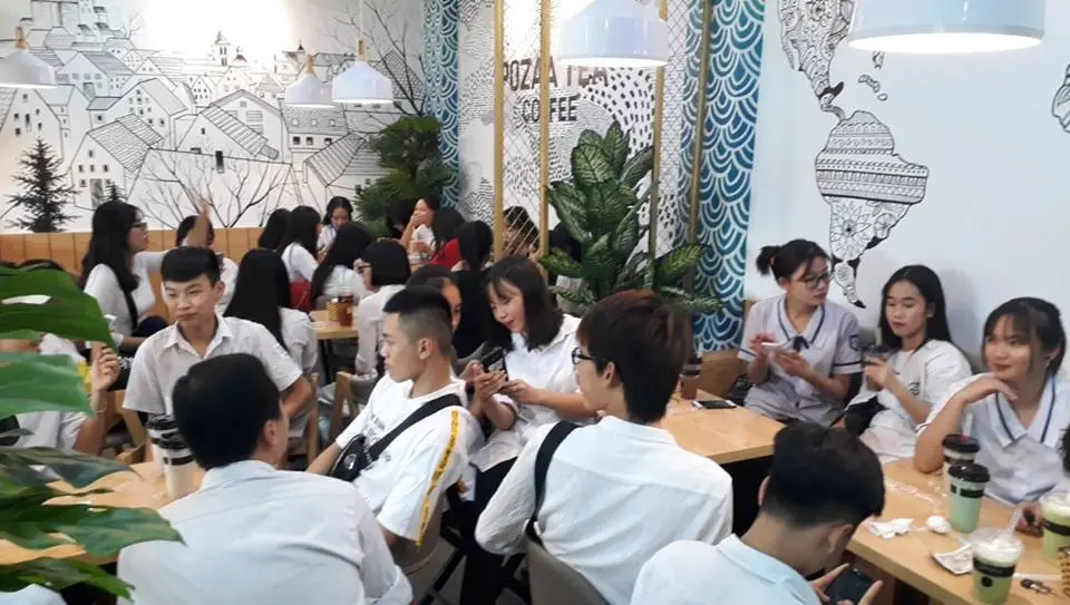 Hình ảnh khách đang thưởng thức trà sữa PAA TEA