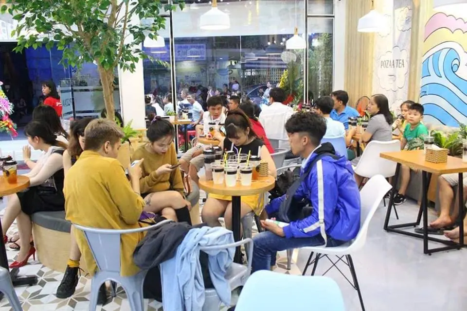 Hình ảnh khách đang thưởng thức trà sữa
