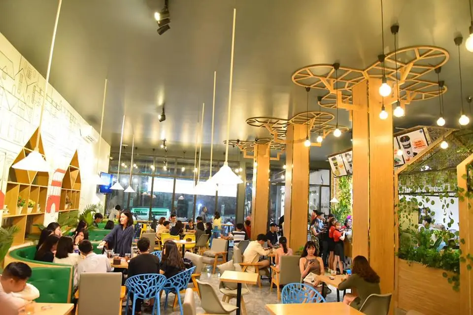 Hình ảnh khách đang thưởng thức trà sữa POZAA TEA
