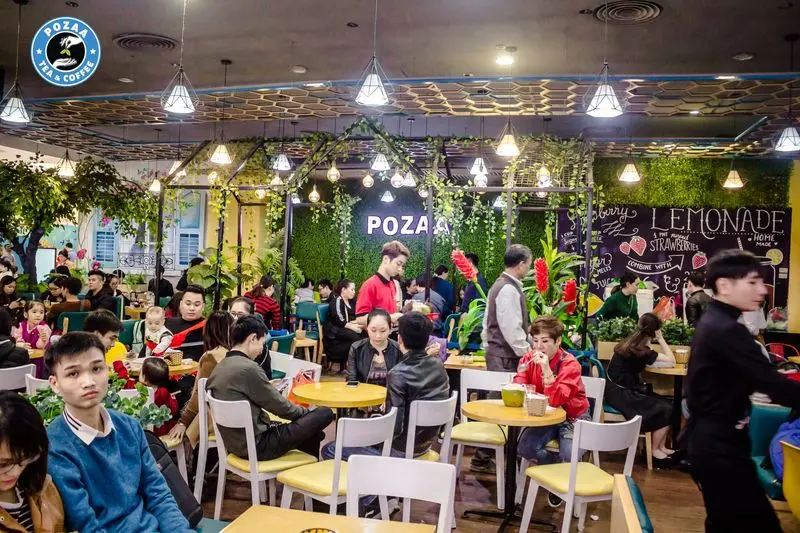 Nhân viên đang order trà sữa cho khách