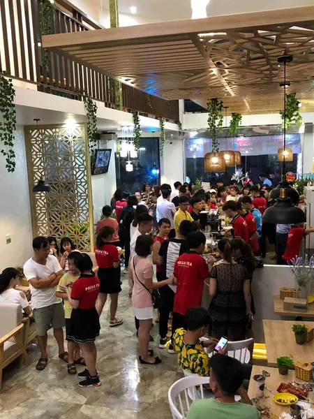 Hình ảnh khách hàng đang thưởng thức trà sữa