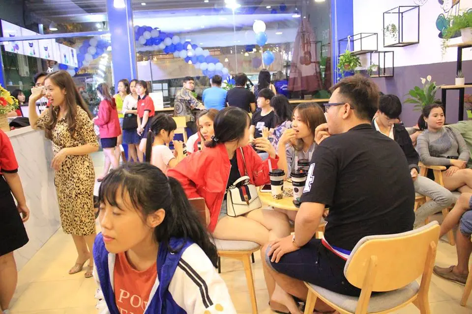 Hình ảnh khách hàng đến trải nghiệm trà sữa Pozaa Tea.