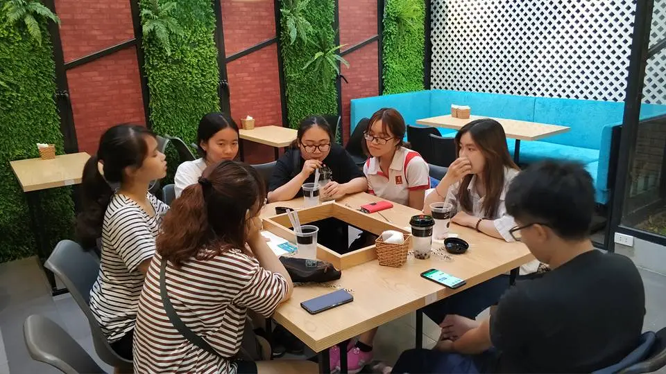 Hình ảnh khách hàng đến uống trà sữa Pozaa Tea.