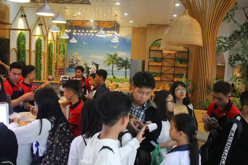 Hình ảnh nhân viên đang thưởng trà sữa POZAA TEA