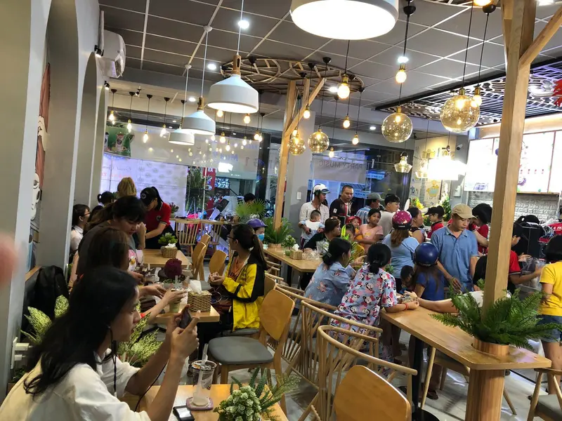 Hình ảnh khách hàng đang thưởng thức trà sữa POZAA TEA