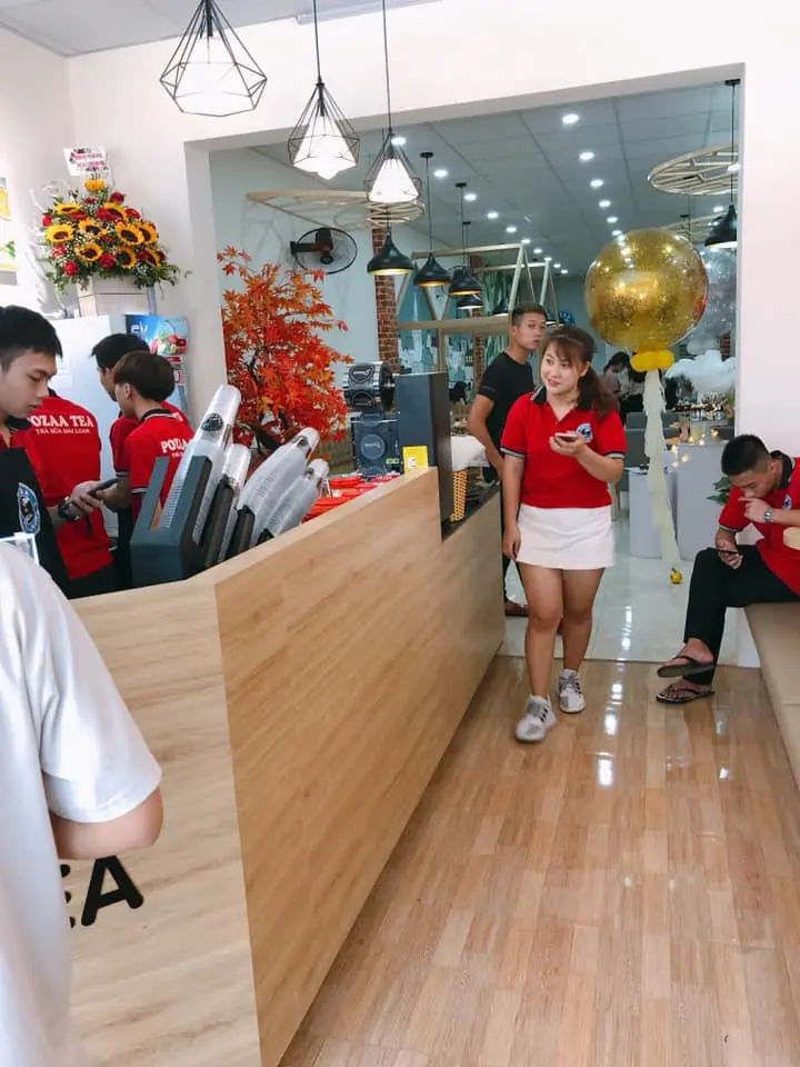 Hình ảnh nhân viên đang pha chế trà sữa cho khách