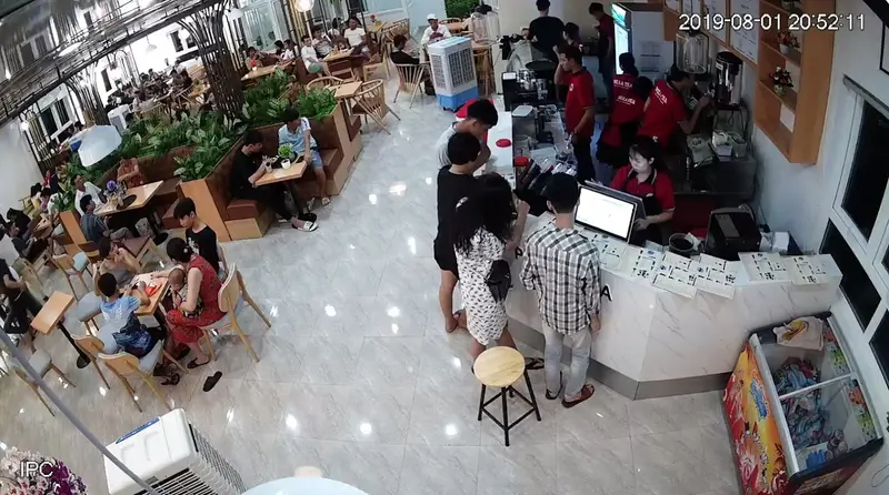 hình ảnh khách hàng đến order trà sữa Pozaa Tea.