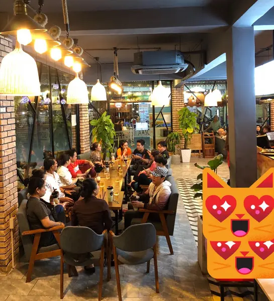 Hình ảnh khách hàng đang thưởng thức trà sữa POZAA TEA tại An Giang