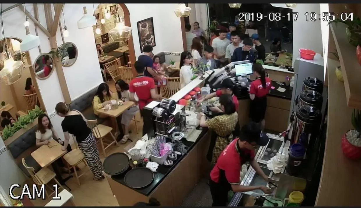 hình ảnh nhân quán trà sữa Pozaa Tea đang phục vụ khách hàng