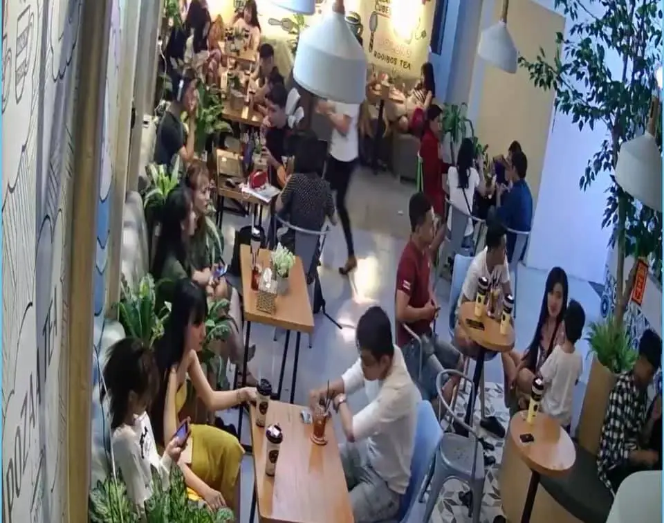 Hình ảnh khách đang thưởng thức trà sữa