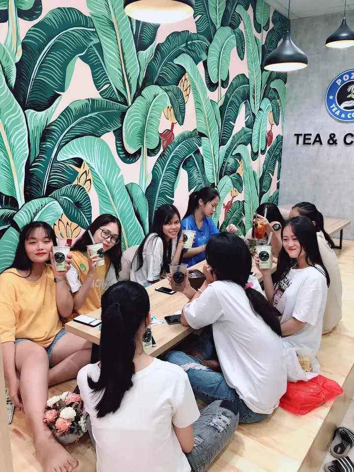 Hình ảnh khách đang thưởng thức trà sữa POZAA TEA