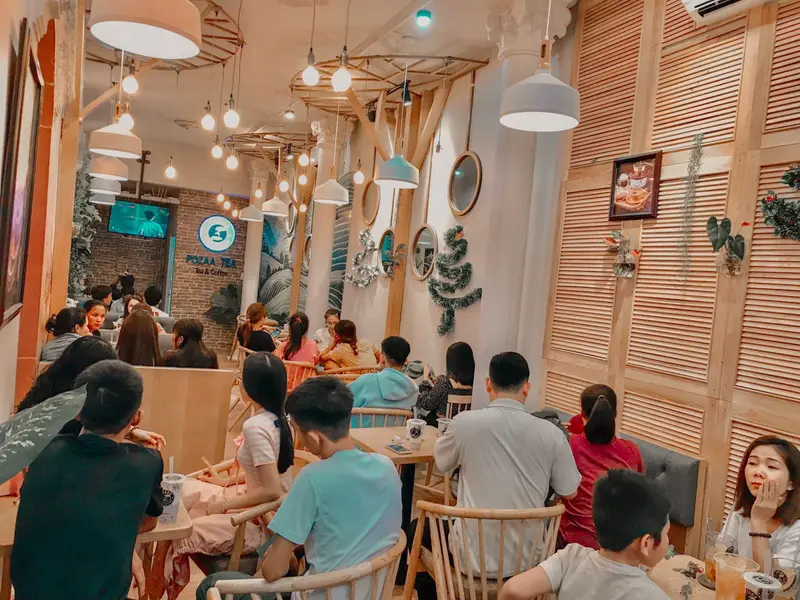 Hình ảnh khách hàng đang trải nghiệm trà sữa Pozaa tea