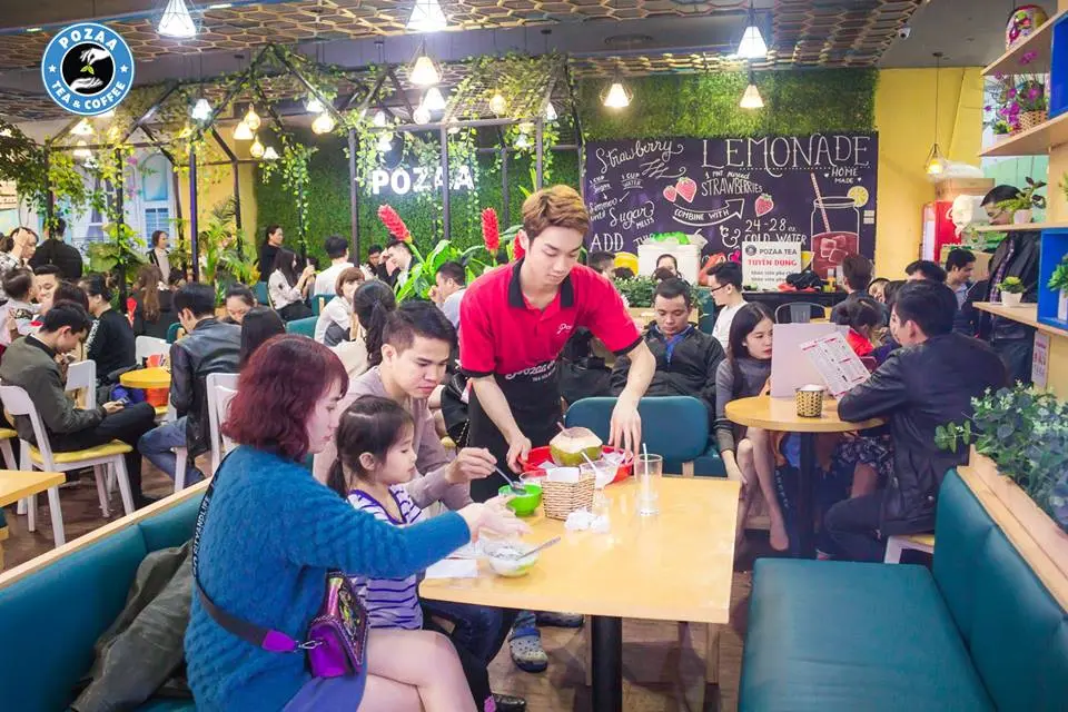 hình ảnh nhân viên quán trà sữa pozaa Tea đang phục vụ khách hàng