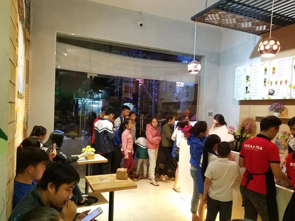 Khách đang mua trà sữa